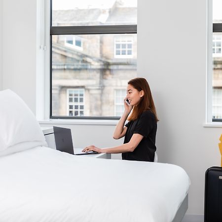Yotel Edimburgo Esterno foto A woman working from home.