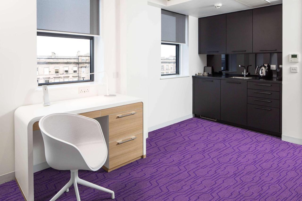 Yotel Edimburgo Esterno foto A room at the hotel