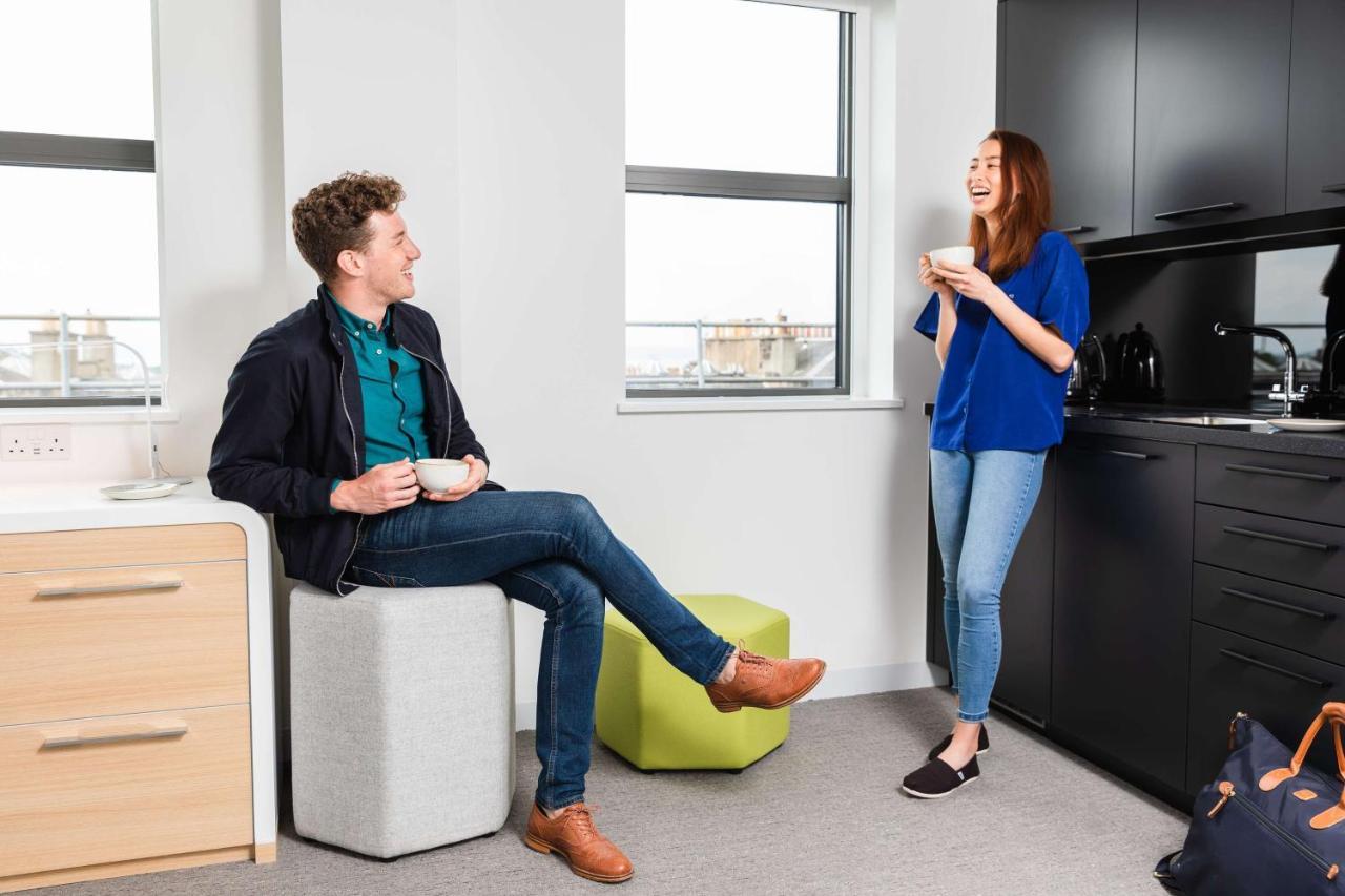 Yotel Edimburgo Esterno foto Two students chatting in a kitchen