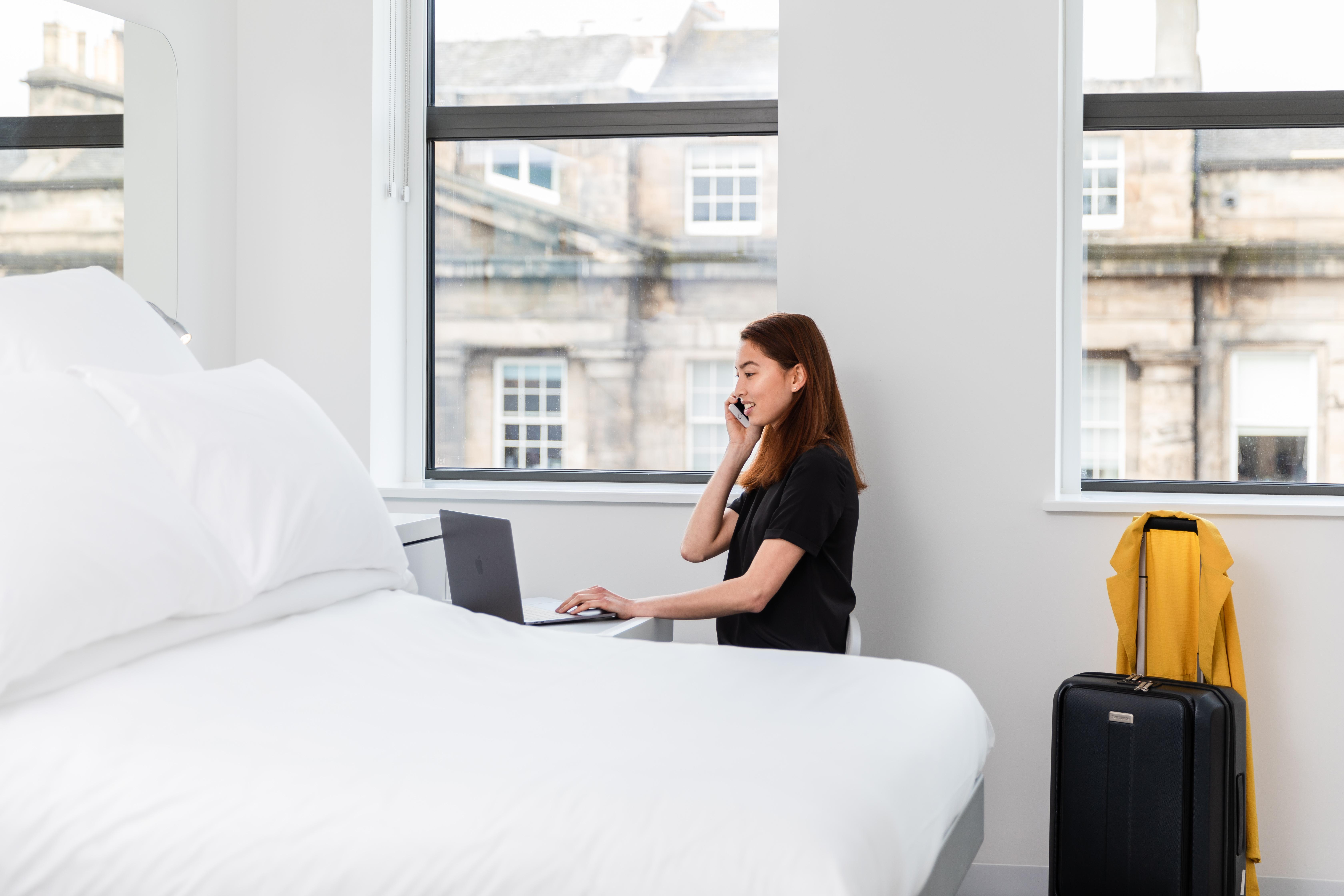 Yotel Edimburgo Esterno foto A woman working from home.