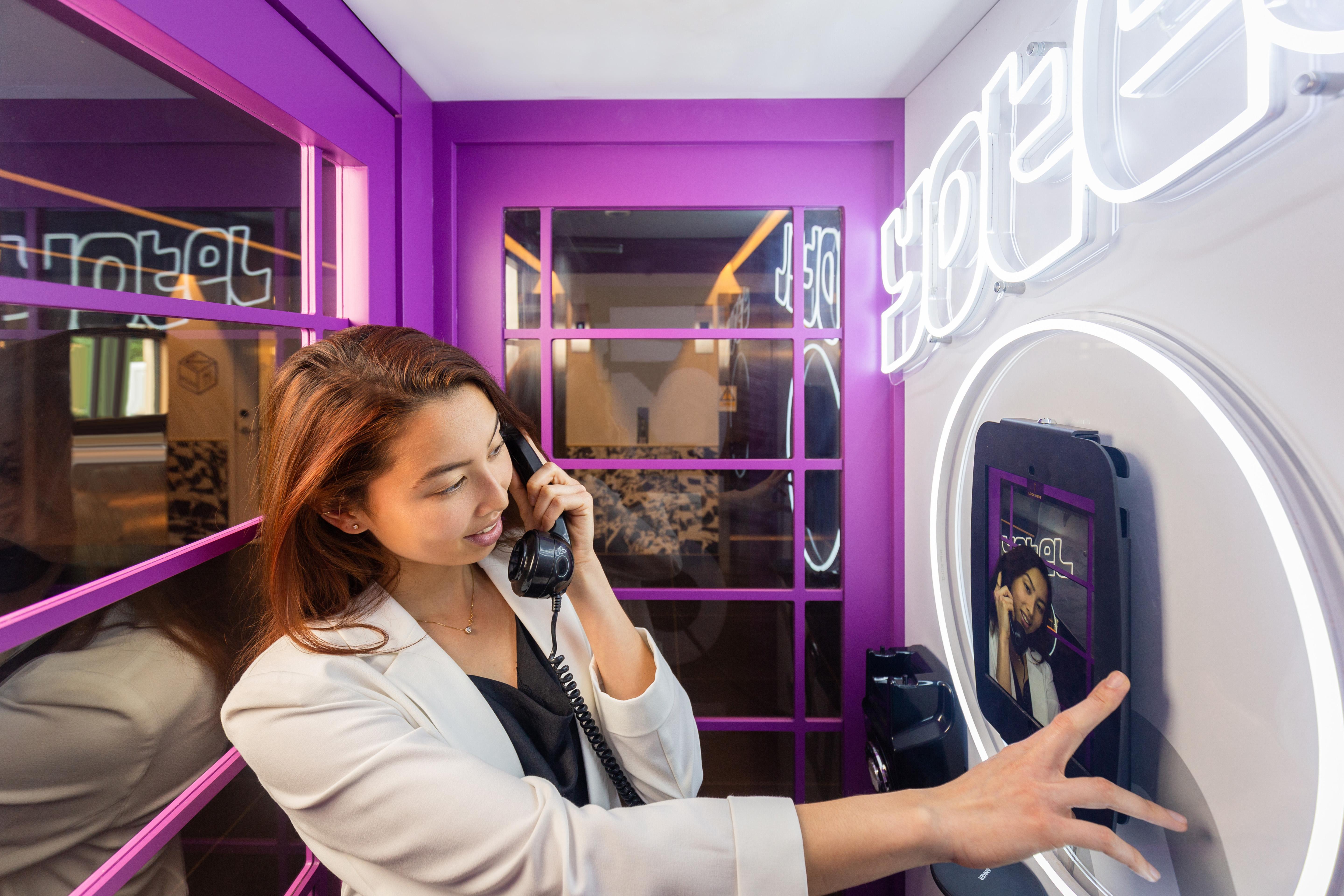 Yotel Edimburgo Esterno foto A guest using the phone in the room
