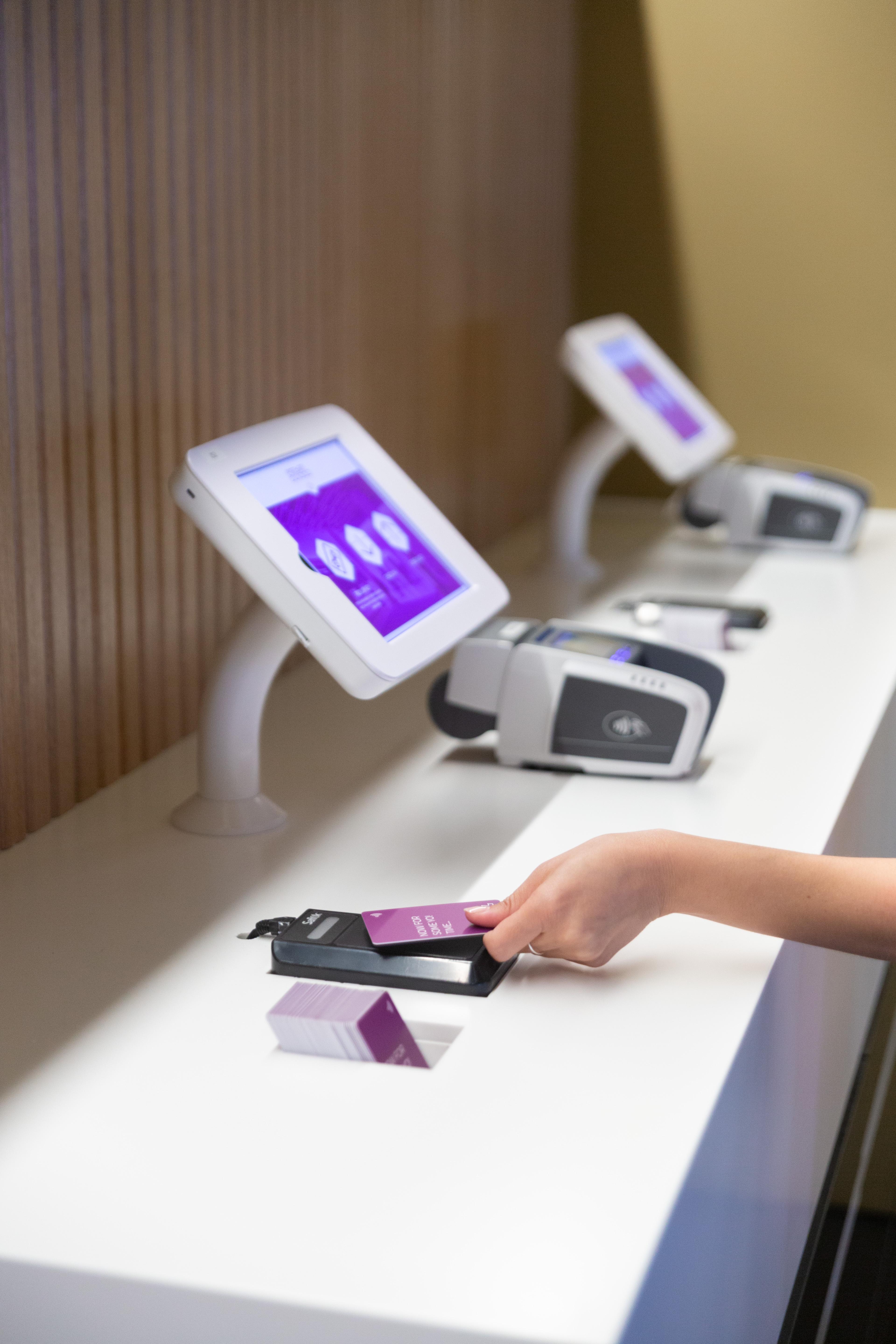 Yotel Edimburgo Esterno foto A card reader