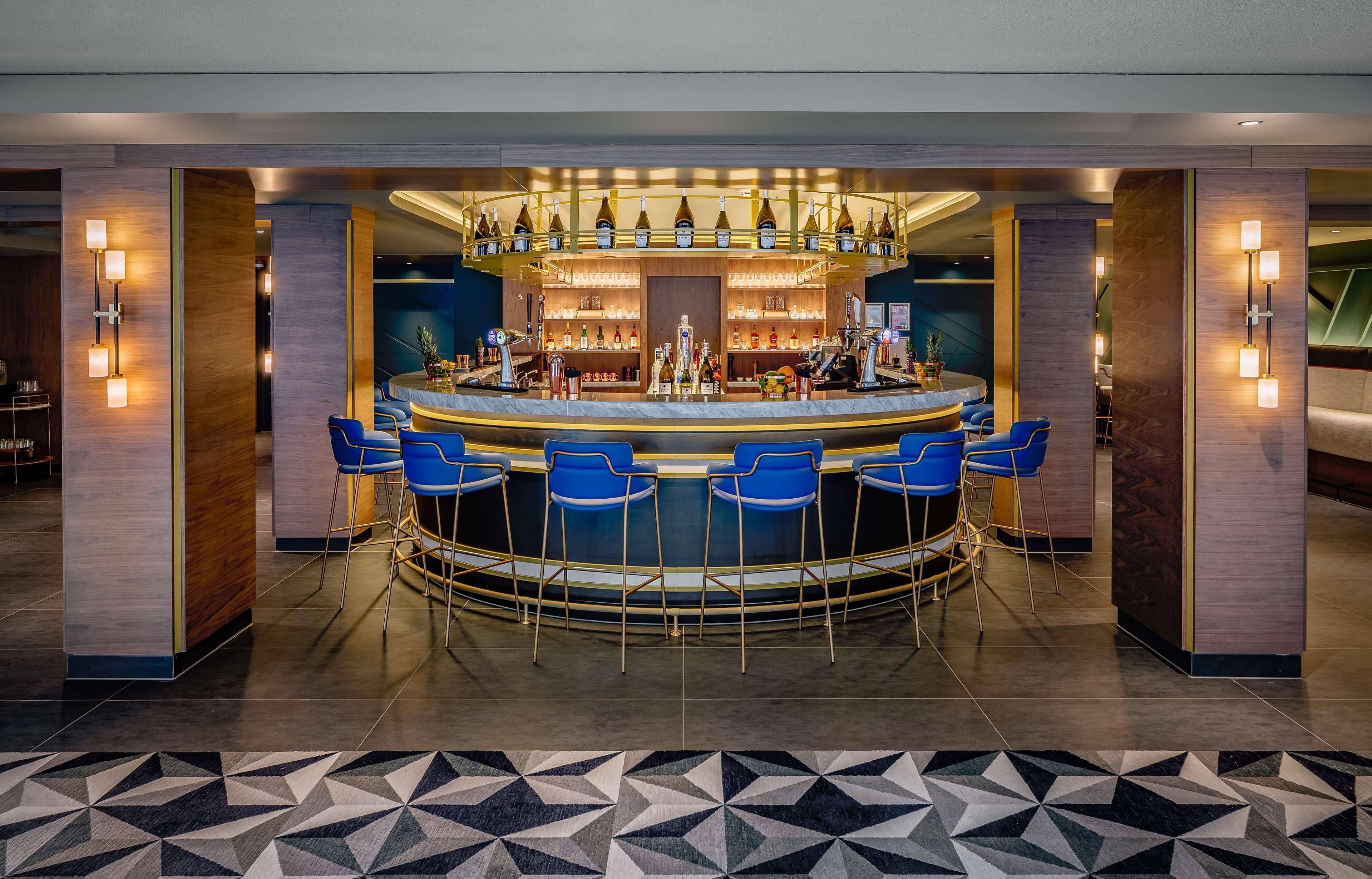 Yotel Edimburgo Esterno foto The bar at the hotel