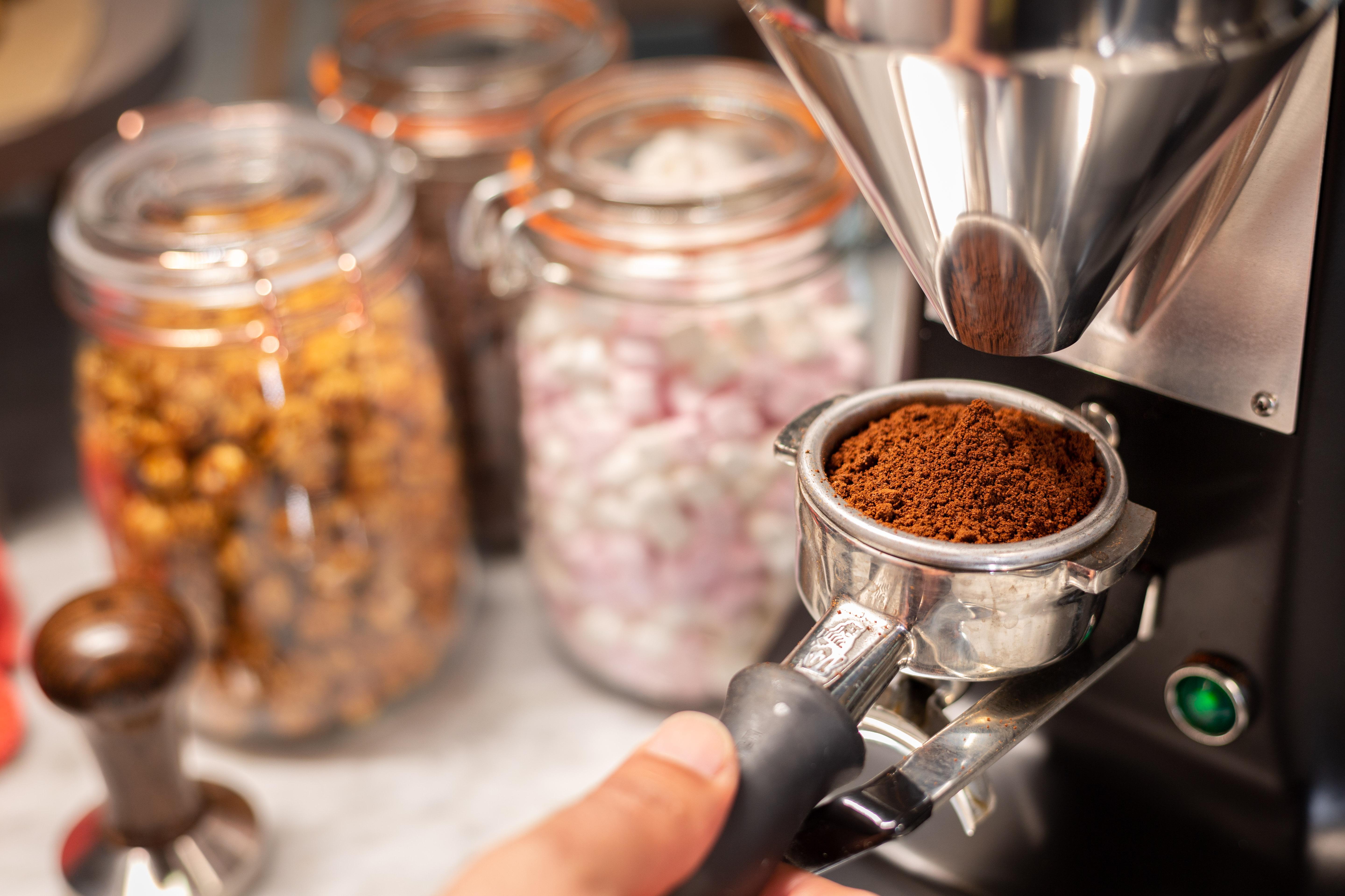 Yotel Edimburgo Esterno foto Espresso machine with coffee powder