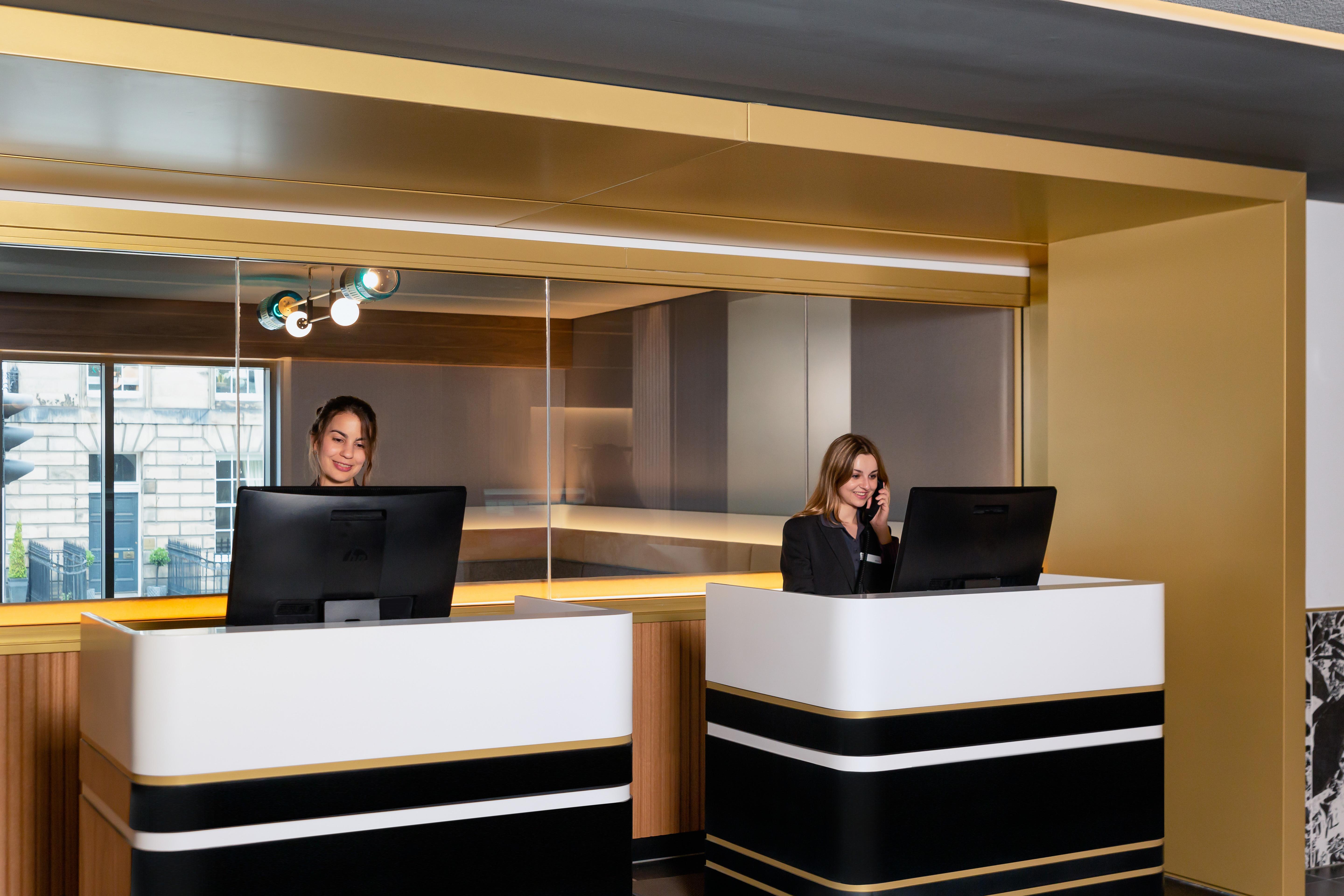 Yotel Edimburgo Esterno foto Reception desk at a luxury hotel