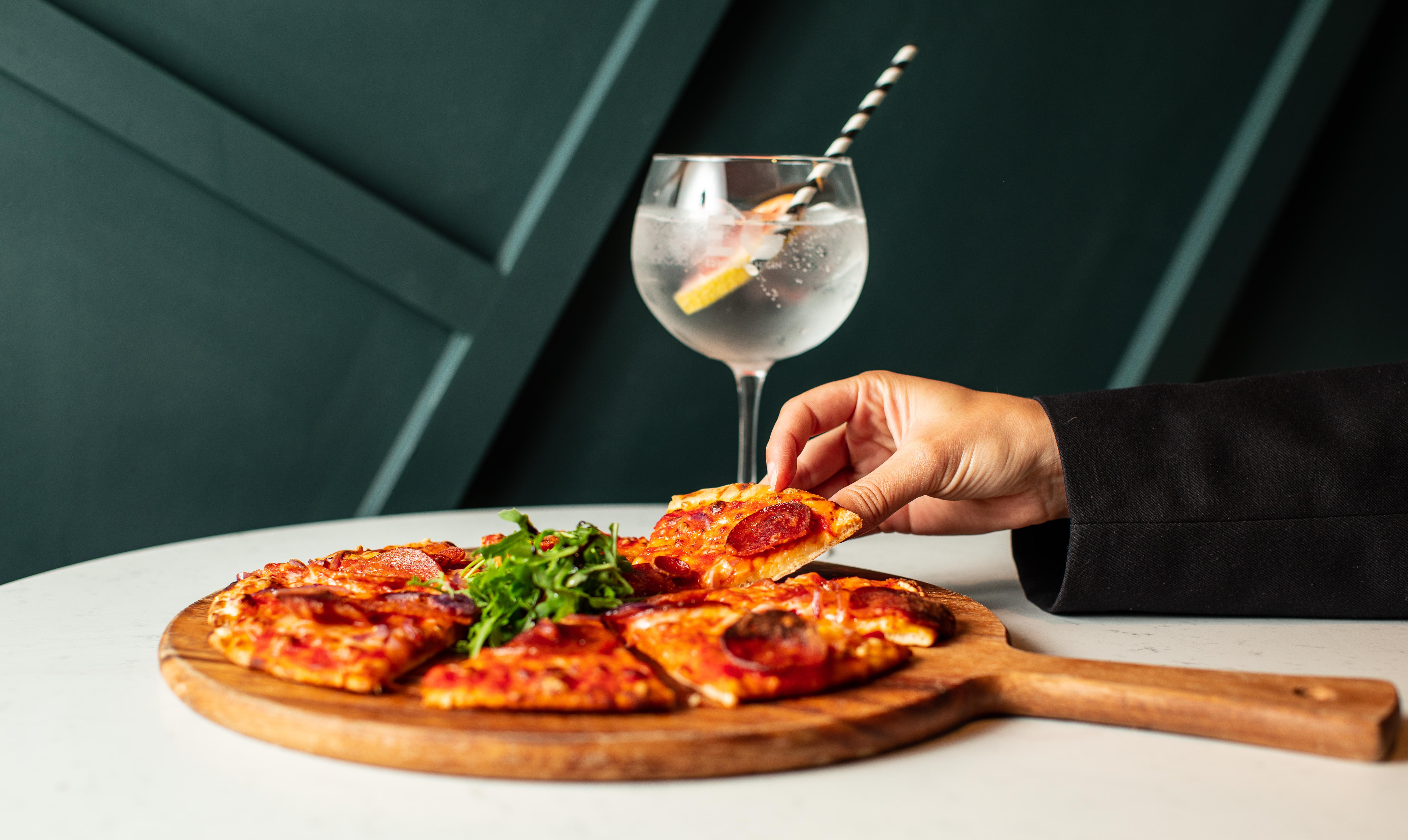 Yotel Edimburgo Esterno foto A pizza with a slice removed