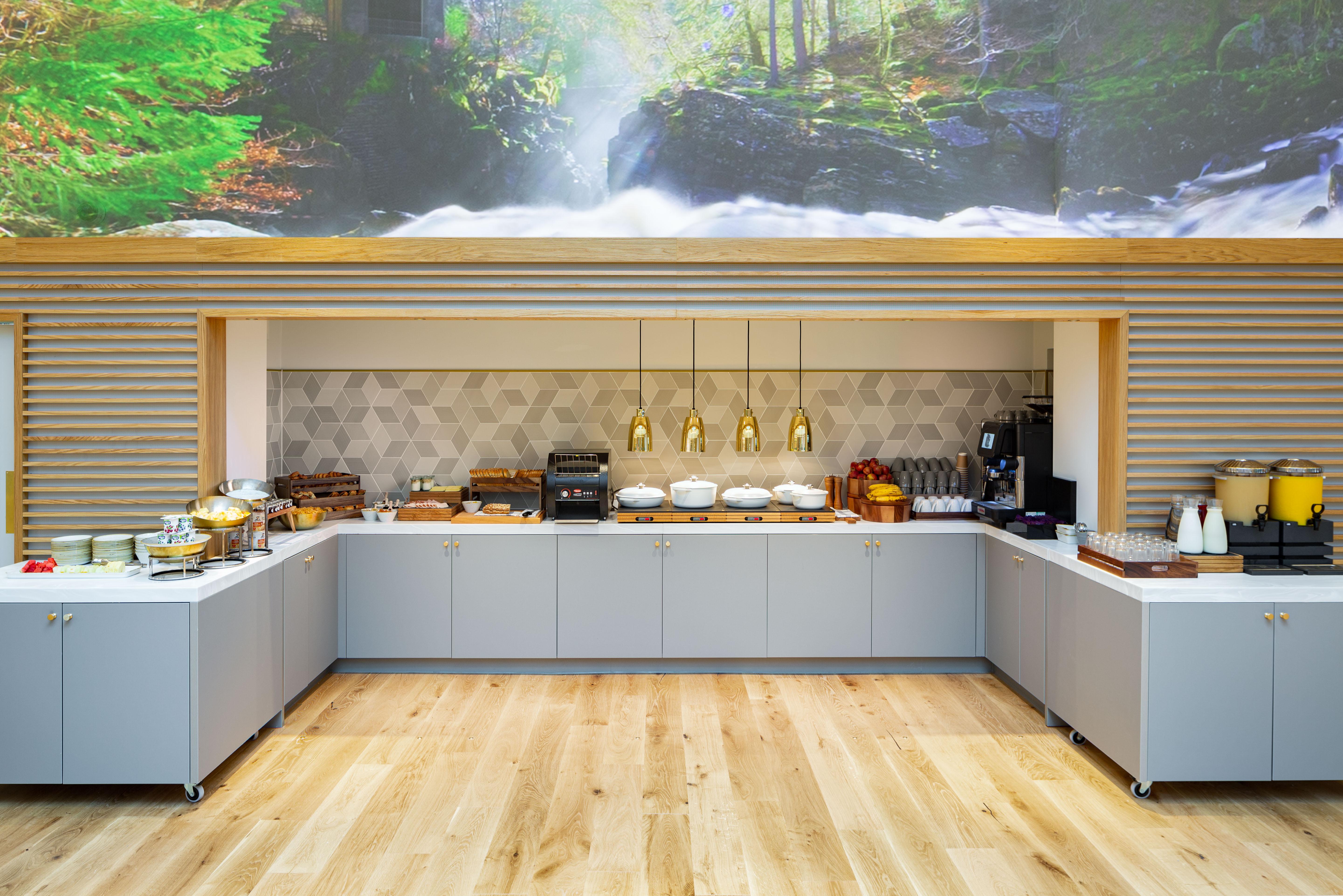 Yotel Edimburgo Esterno foto The breakfast buffet at the hotel