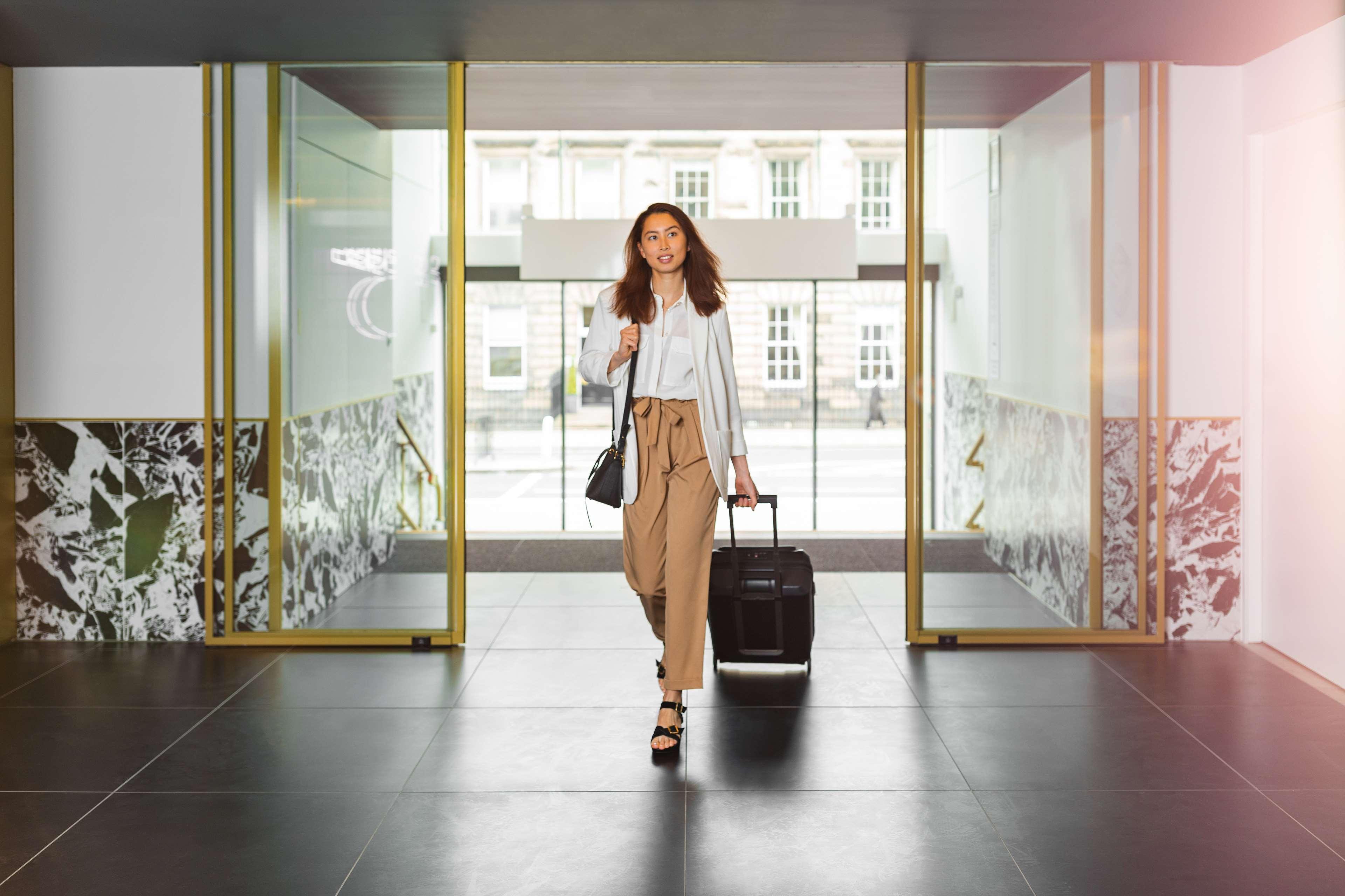 Yotel Edimburgo Esterno foto A woman walking with a suitcase