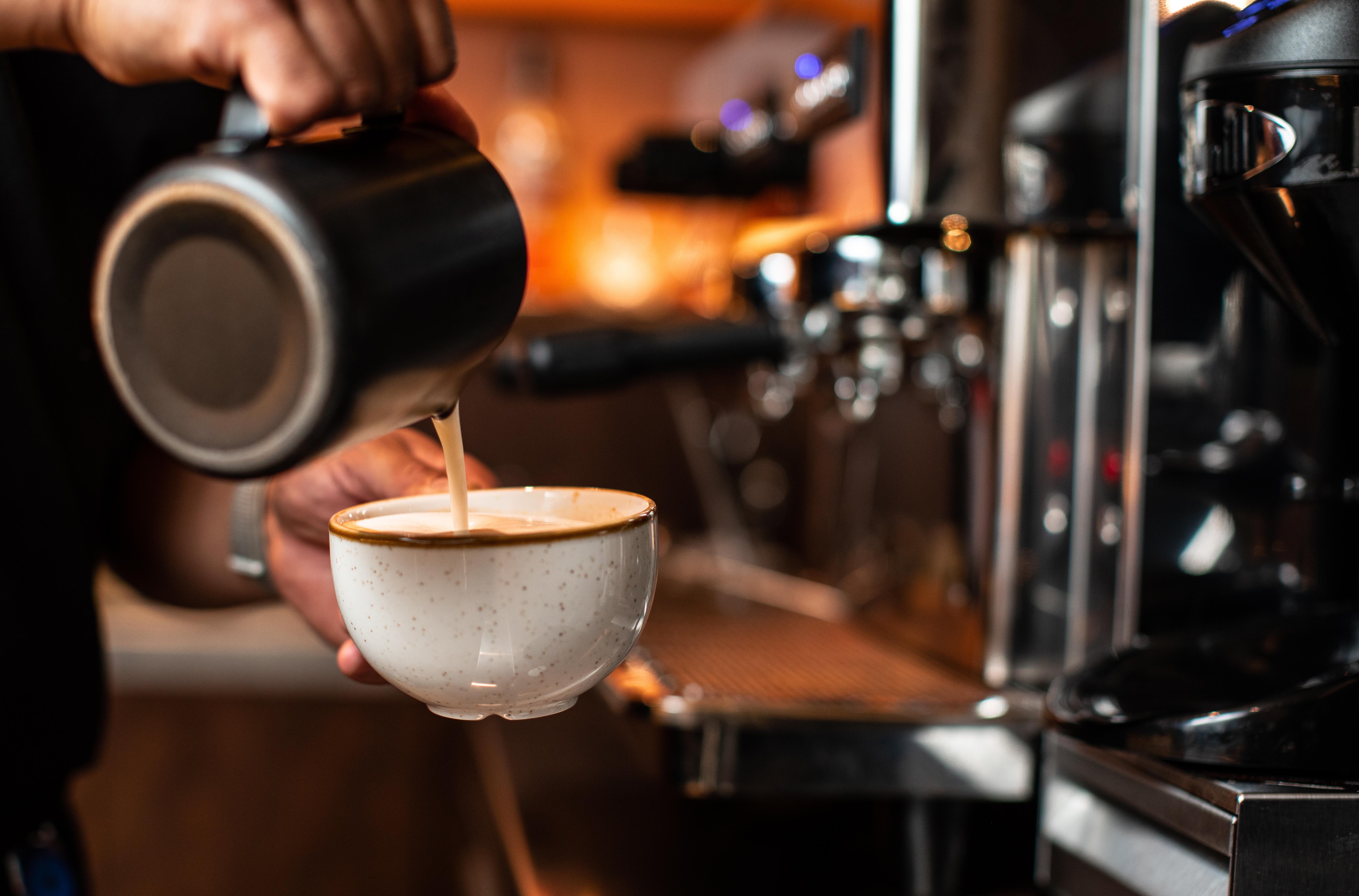 Yotel Edimburgo Esterno foto A barista pours milk into a coffee cup.