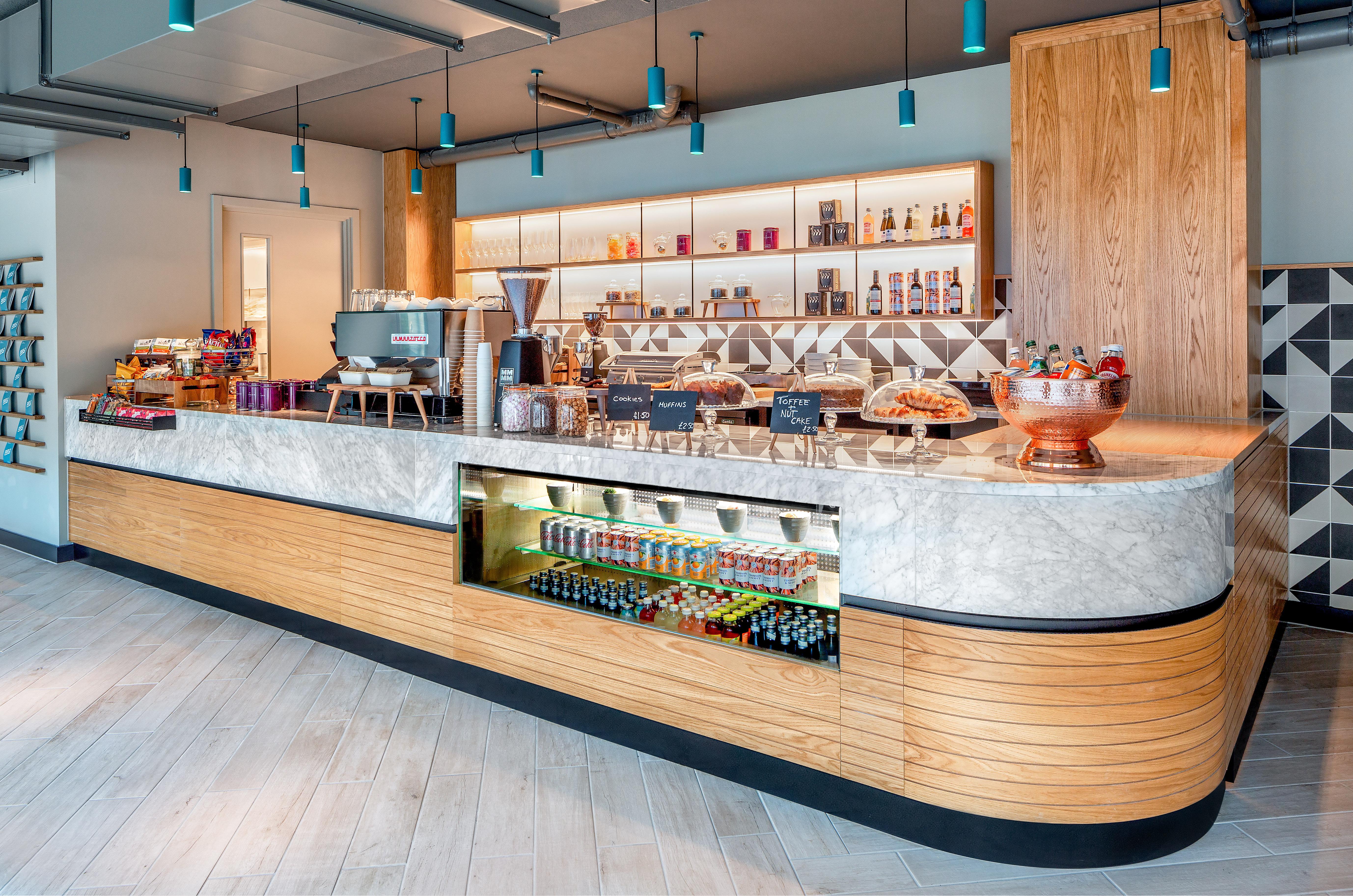 Yotel Edimburgo Esterno foto The coffee shop at the hotel
