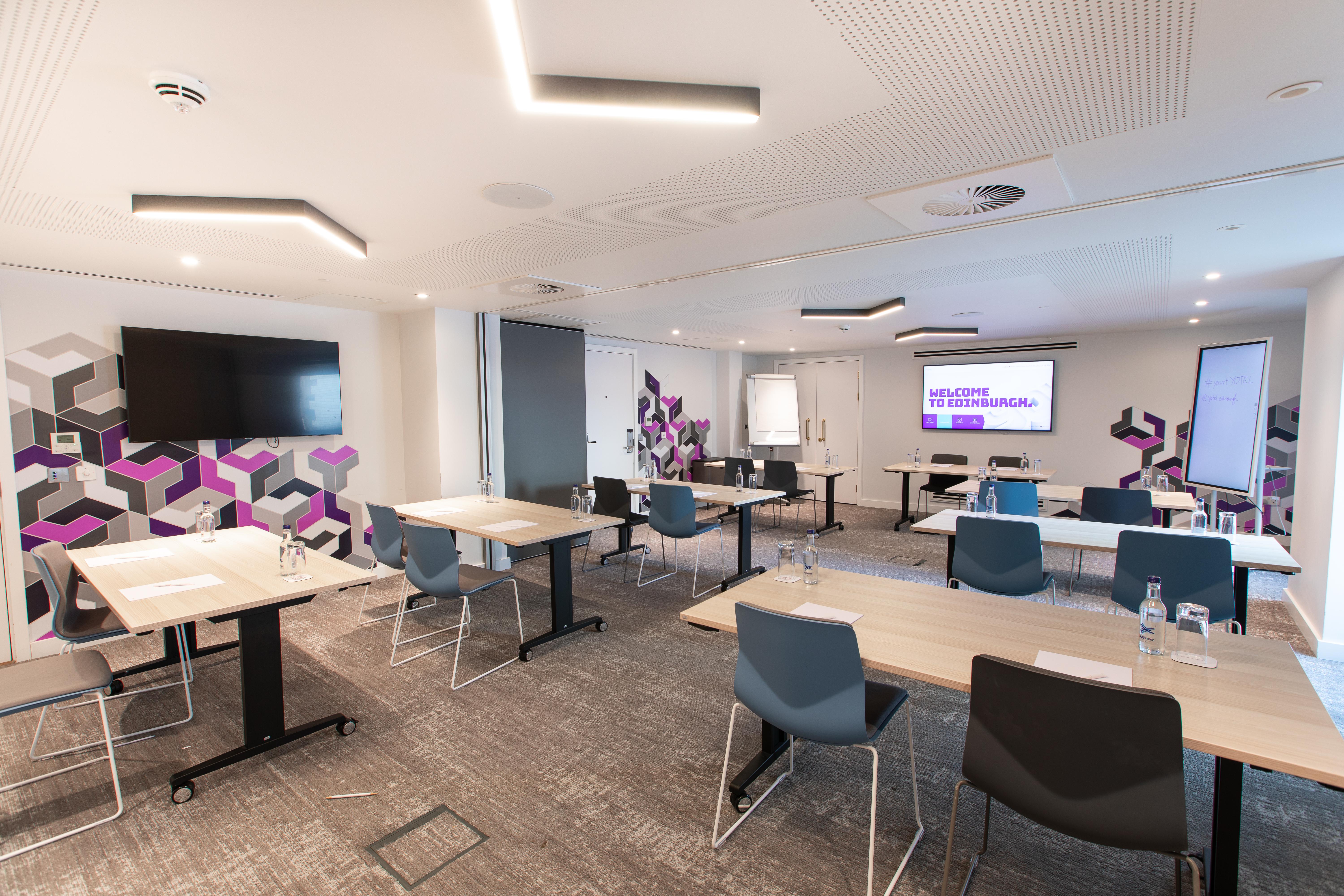 Yotel Edimburgo Esterno foto A meeting room at Edinburgh International Conference Centre