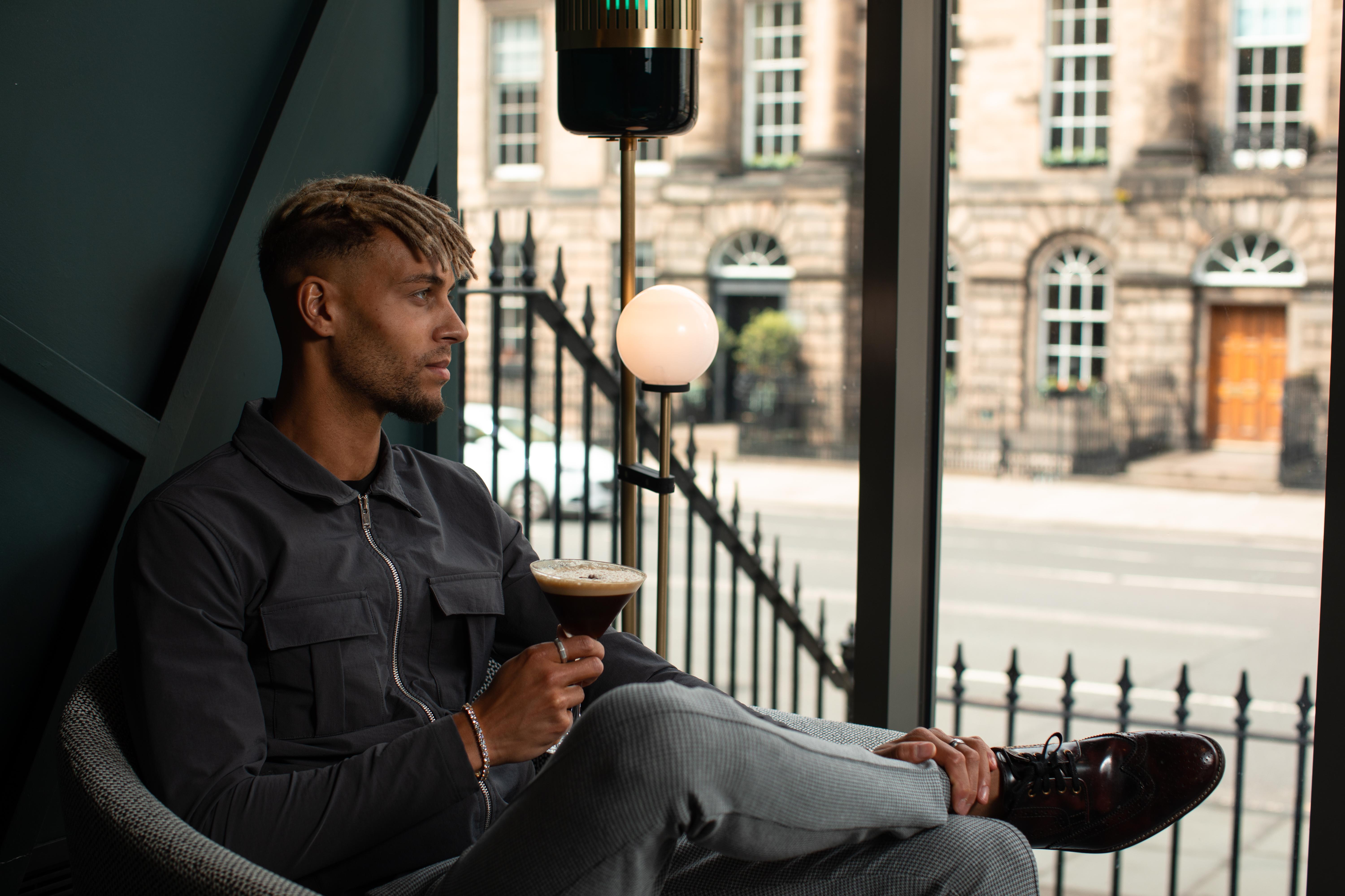 Yotel Edimburgo Esterno foto Photo of a man drinking coffee.
