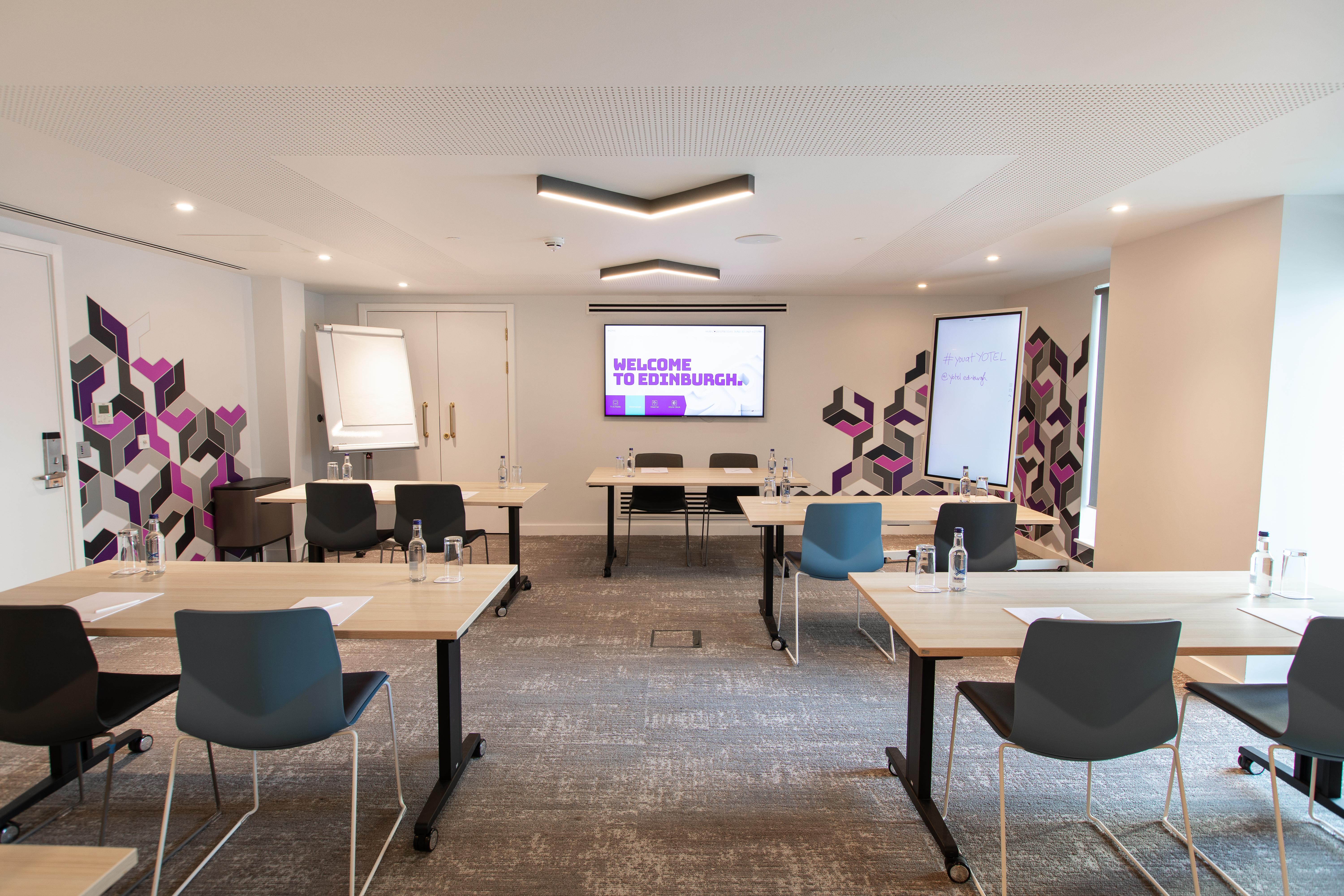 Yotel Edimburgo Esterno foto A meeting room at Edinburgh Airport Hotel