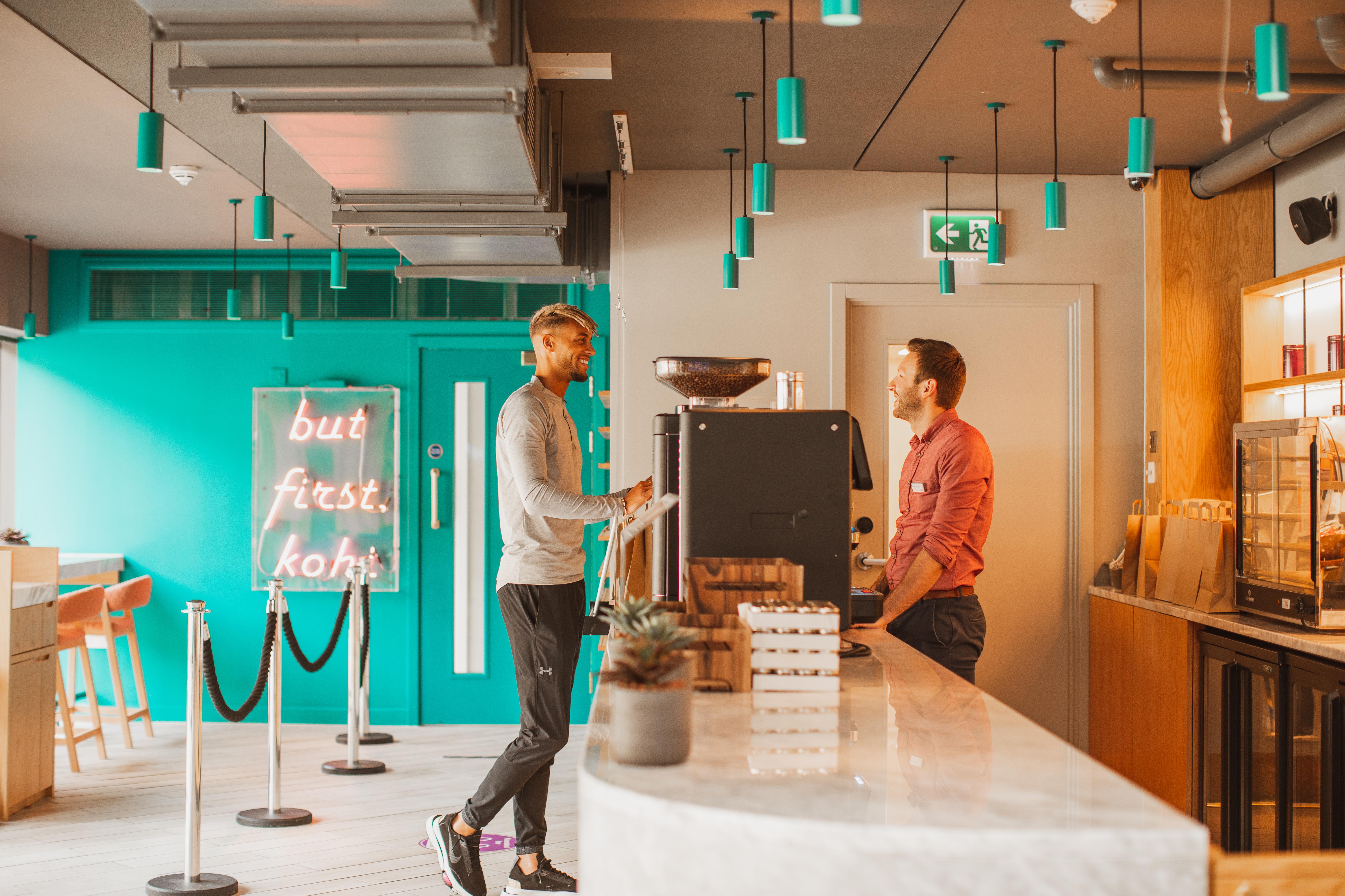 Yotel Edimburgo Esterno foto Reception of a coffee shop