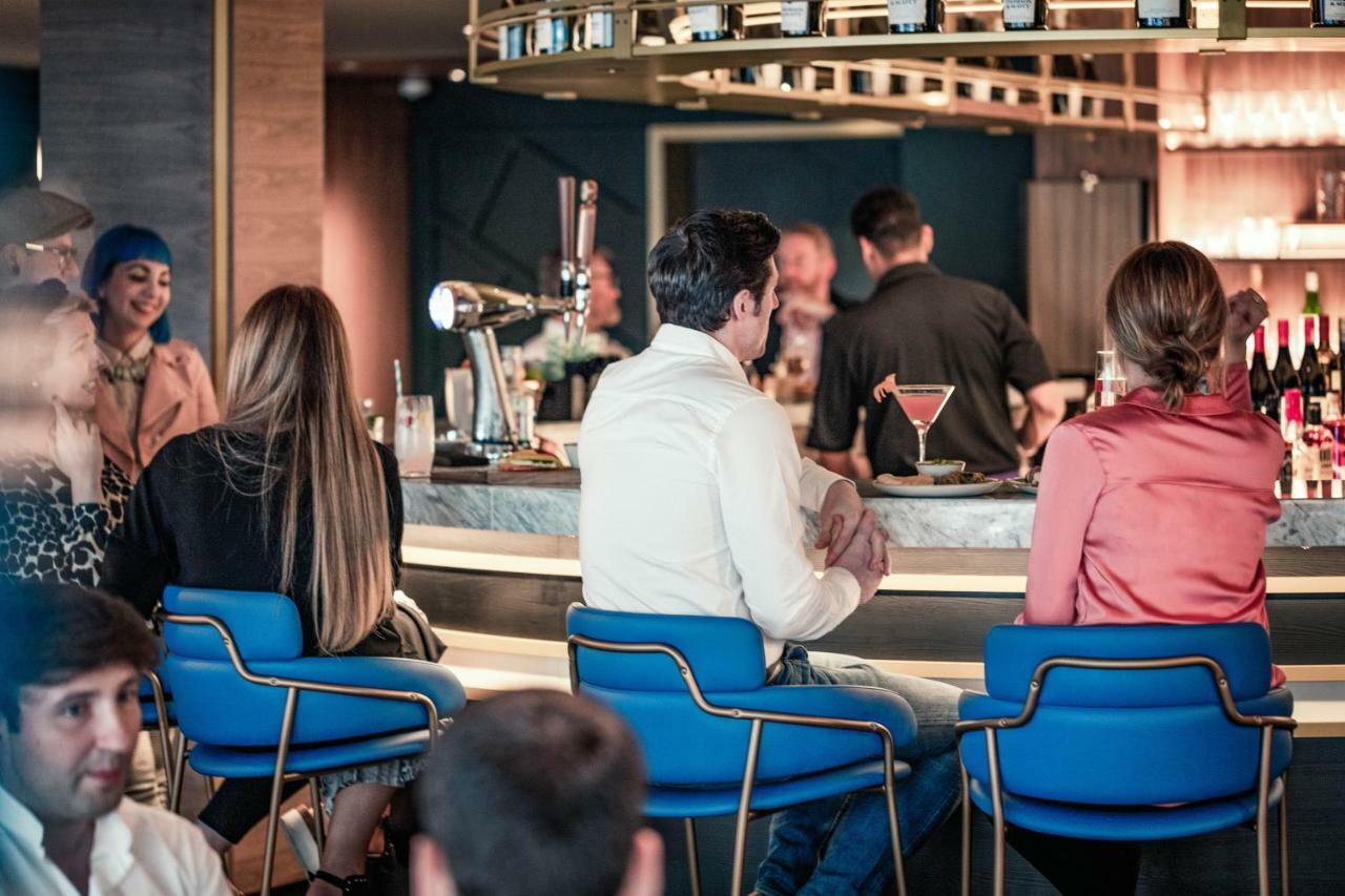 Yotel Edimburgo Esterno foto The bar at the hotel