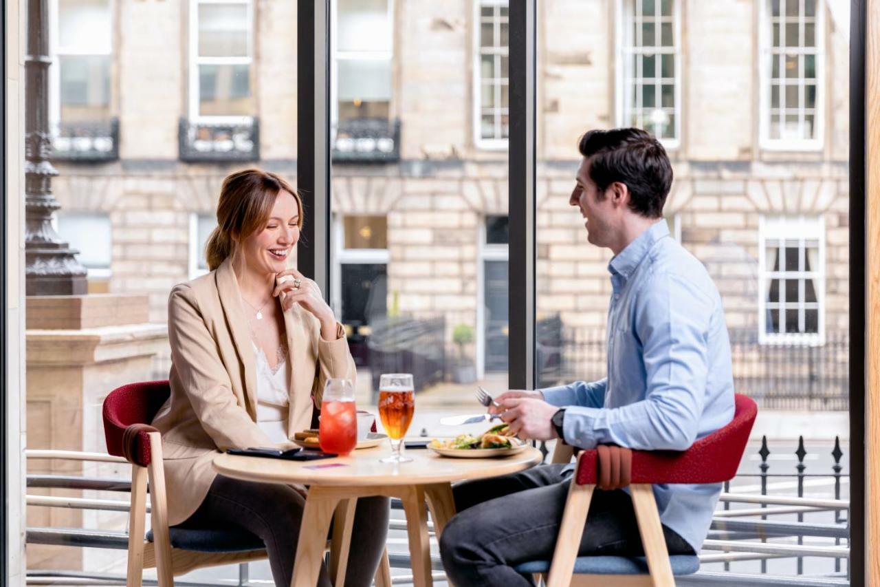 Yotel Edimburgo Esterno foto A couple having drinks on the balcony of a hotel